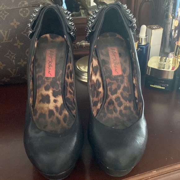 Betsey Johnson black stud bow shoes heels size 8M - Picture 3 of 4